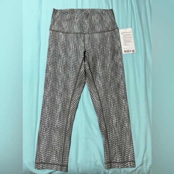 NWT Wunder Under Crop Hr 21”-size 8 - Picture 1 of 2